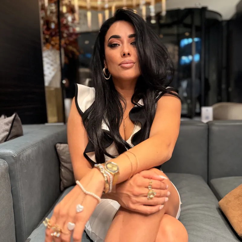 Miriam Olivia – im Rüschenkleid auf dem Sofa