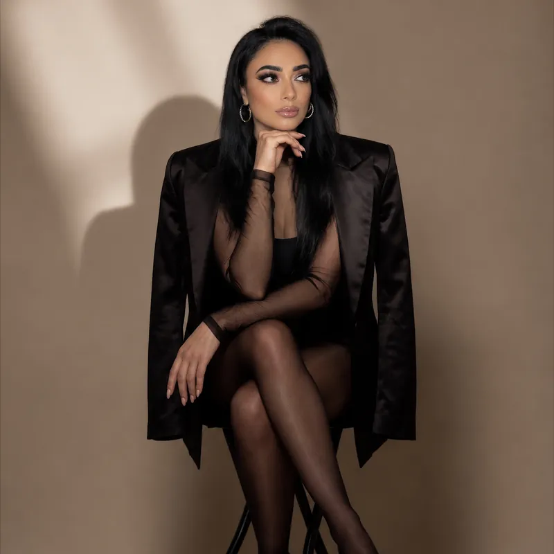Miriam Olivia – Studio-Shooting im schwarzen Blazer
