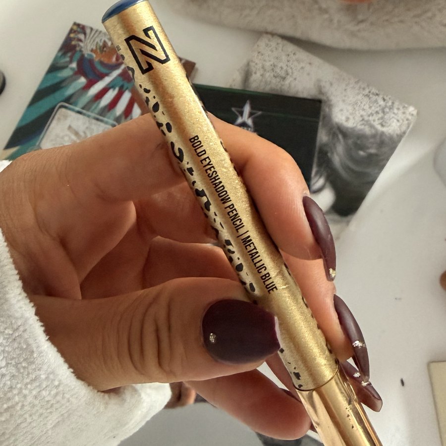 Nikki N Beauty – Bold Eyeshadow Pencil – Metallic Blue